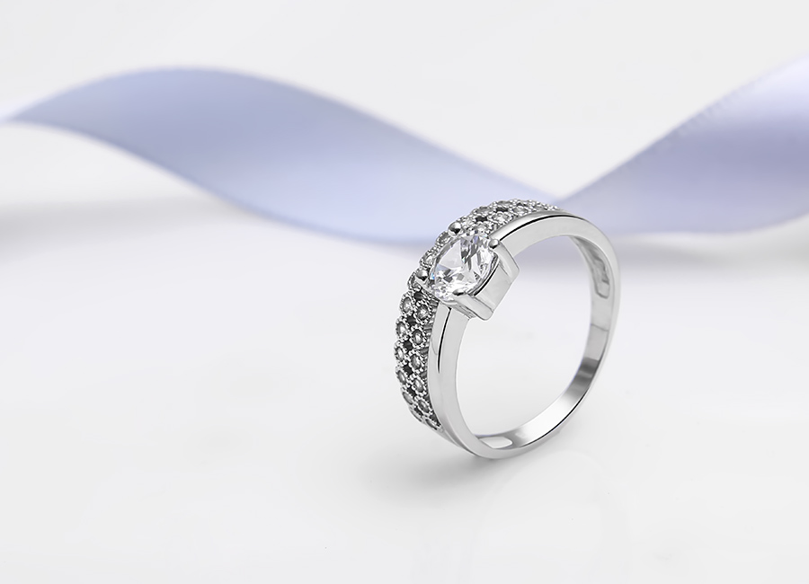 Nhẫn bạc Fantasy Love mang nhiều nét thiết kế đặc biệt.