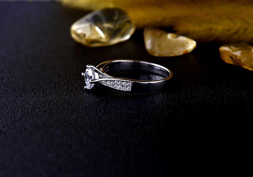 Chiếc nhẫn nhỏ xinh dễ dàng gây thiện cảm với các bạn gái.