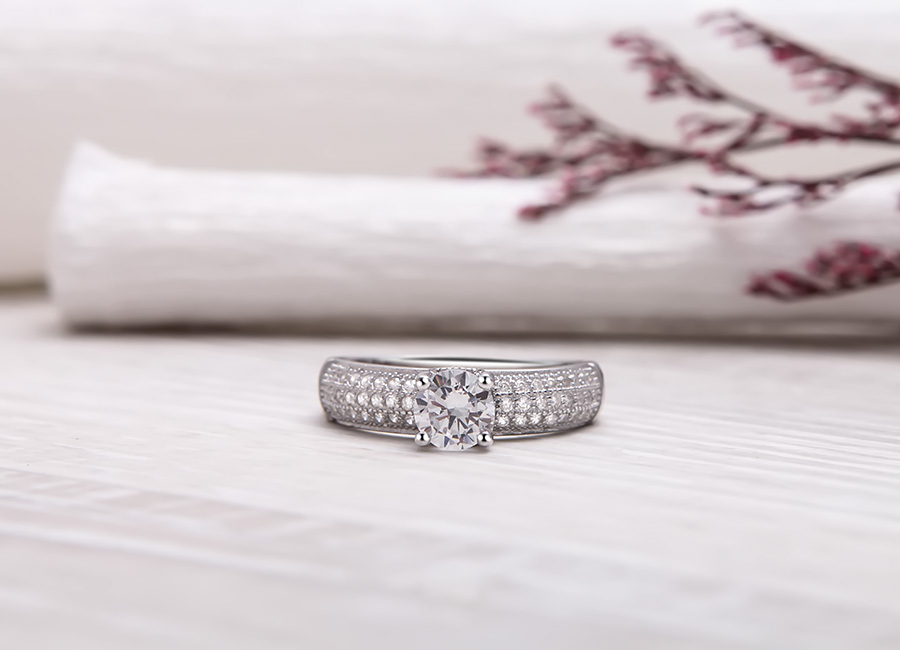 Chiếc nhẫn Flora là một phần không thể thiếu trong hộp nữ trang của bạn.