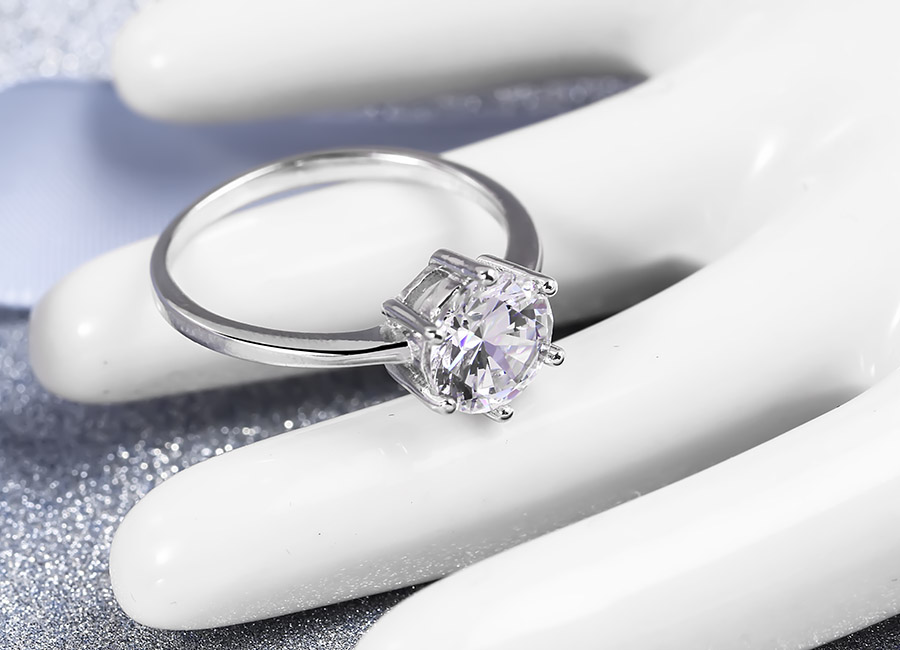 Mẫu nhẫn đơn giản nhưng chưa bao giờ hết sức h&uacute;t với ph&aacute;i nữ.