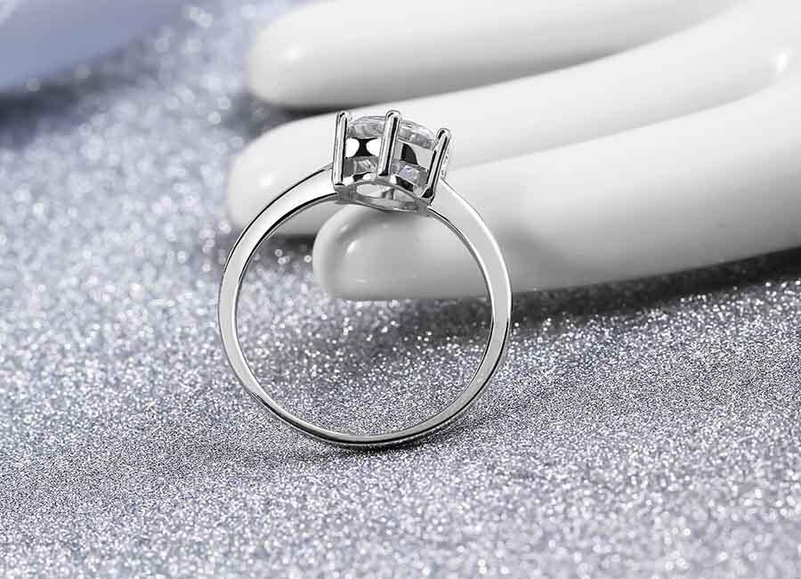 Chiếc nhẫn l&agrave;m đ&ocirc;i tay bạn kiều diễm hơn.