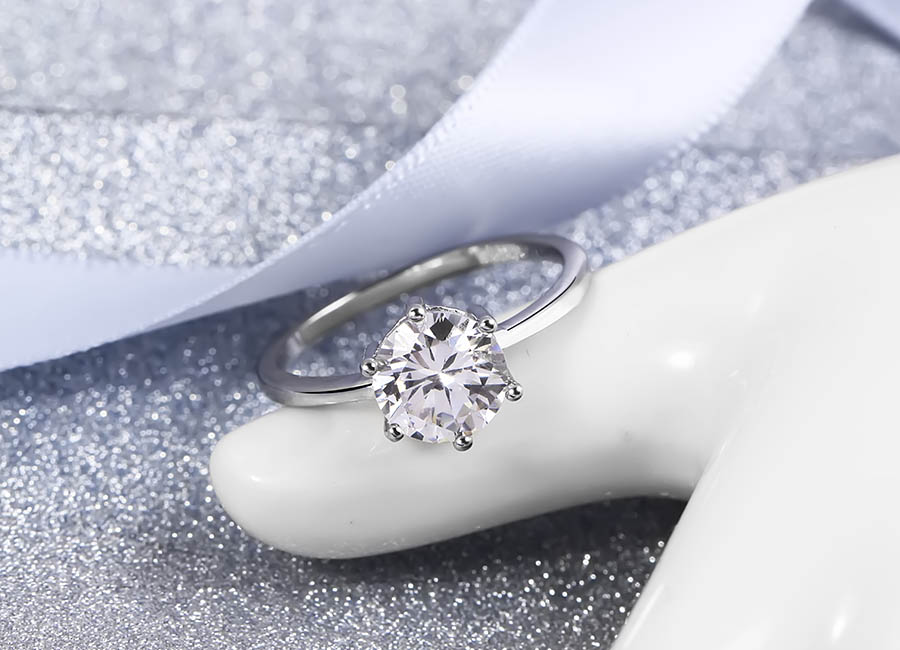 Vẻ đẹp h&agrave;i h&ograve;a của chiếc nhẫn bạc.