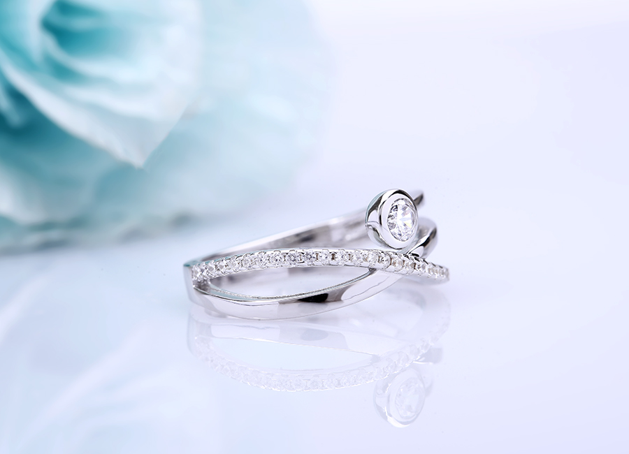 Chiếc nhẫn bạc sở hữu tạo hình với nét ấn tượng, điệu đà.