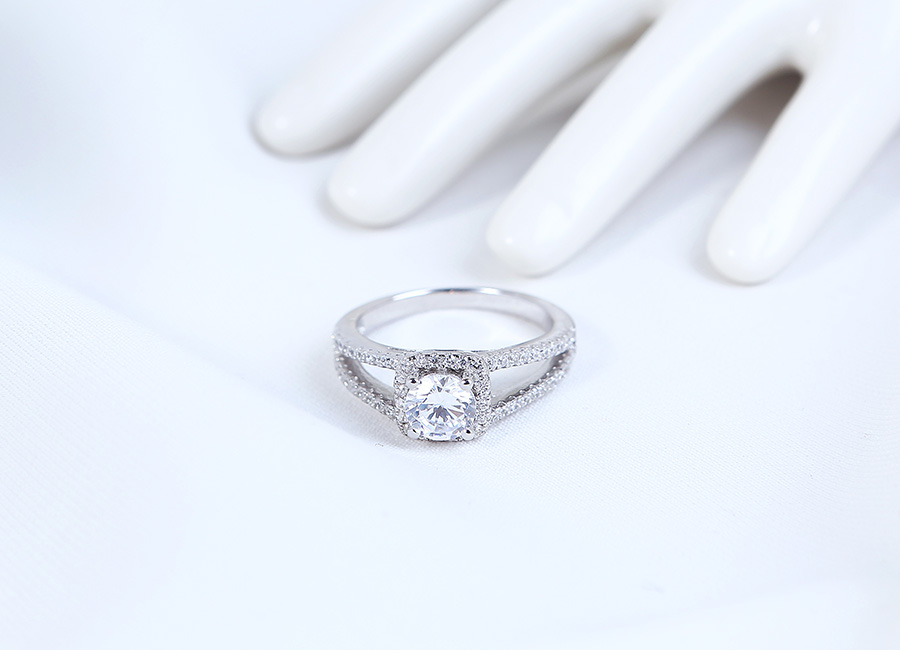 Mẫu trang sức bạc mang thương hiệu Eropi.