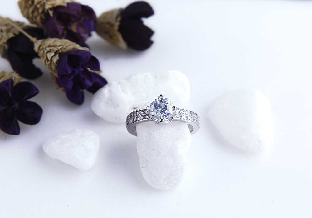 Kiểu nhẫn đ&aacute; nh&ocirc; quen thuộc