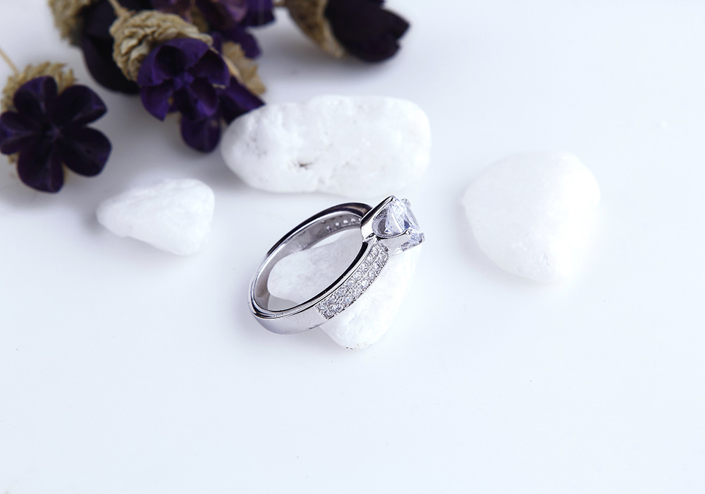 Dải đ&aacute; nằm ở th&acirc;n trước mẫu nhẫn