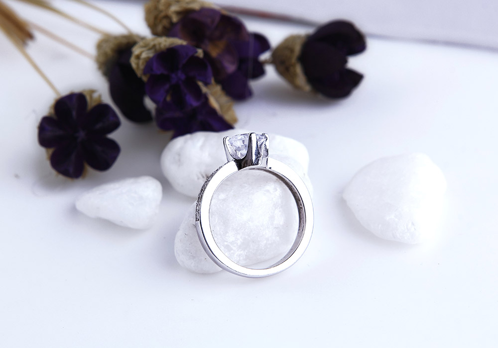 Kiểu nhẫn th&acirc;n tr&ograve;n rất dễ đeo