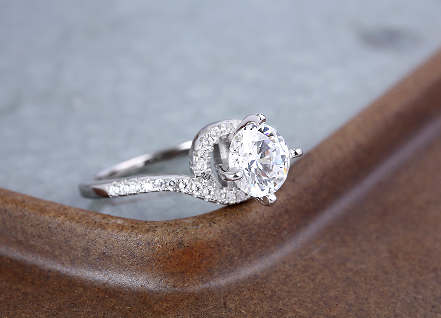 Đường xẻ th&acirc;n bạc tr&ecirc;n mẫu nhẫn v&ocirc; c&ugrave;ng điệu đ&agrave;.