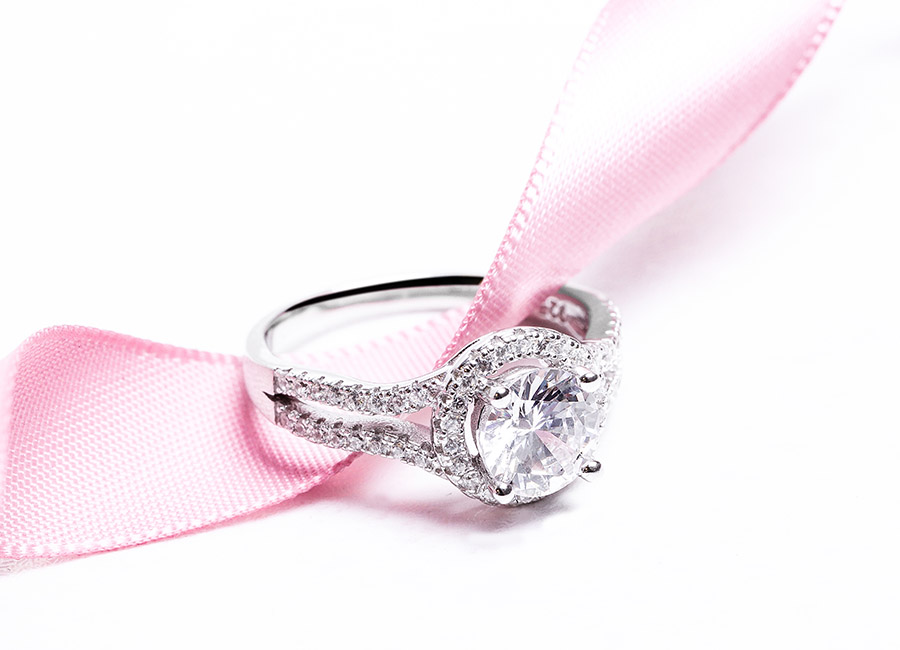 Cận cảnh vẻ đẹp của mẫu nhẫn bạc.