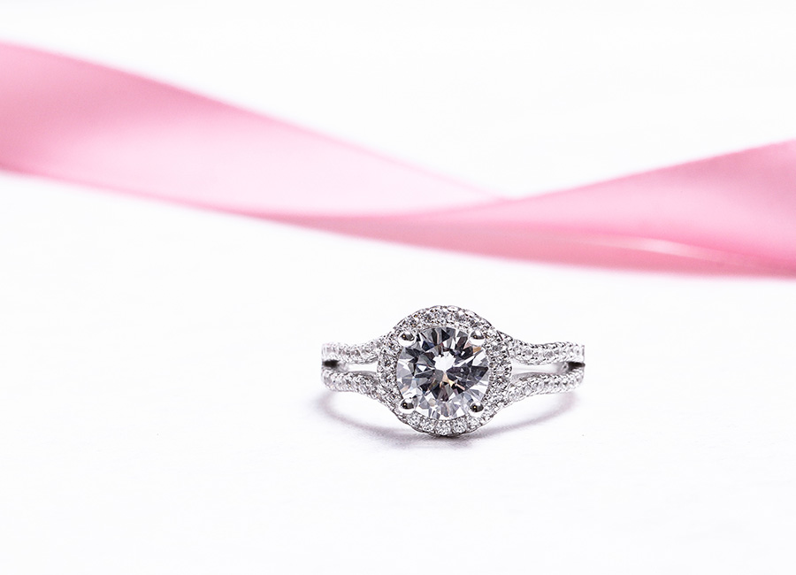 Mặt nhẫn nổi bật với vi&ecirc;n đ&aacute; cz cỡ lớn h&igrave;nh tr&ograve;n.