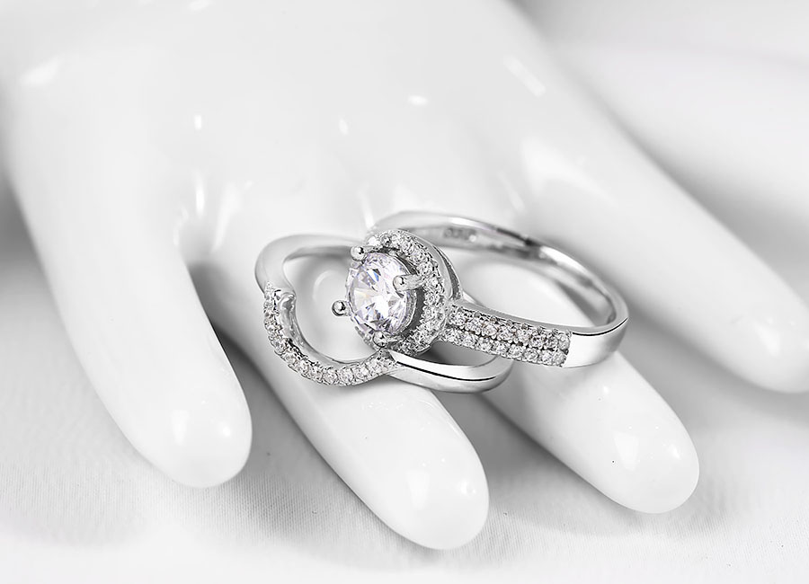 Kiểu nhẫn bạc đặc biệt gi&uacute;p đ&ocirc;i tay bạn th&ecirc;m nổi bật.
