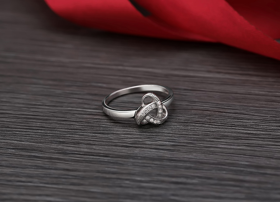 Gam màu sáng nổi bật trên chiếc nhẫn bạc của Eropi.