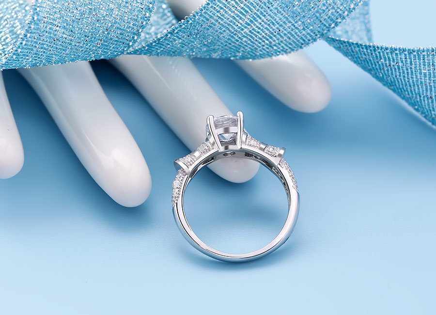 Nhẫn bạc Pretty Love tôn vinh vẻ đẹp hiện đại cho phái đẹp.