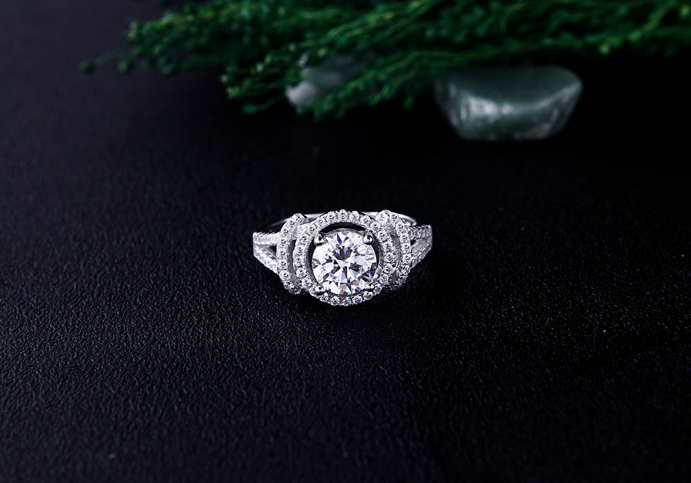 Mặt nhẫn nổi bật với thiết kế xếp tầng nhô cao.