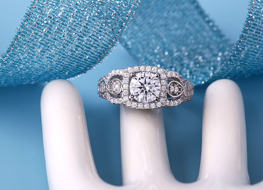 Mặt nhẫn sáng lấp lánh tôn vinh vẻ đẹp nhỏ xinh cho đôi bàn tay.