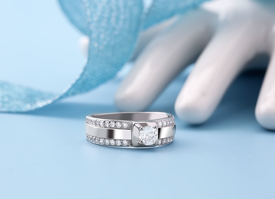 Nhẫn bạc Strong mang phong cách mạnh mẽ, cá tính nhưng vẫn đảm bảo là món nữ trang hấp dẫn.