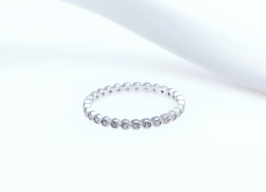 Chiếc nhẫn bạc mang kiểu dáng mảnh mai.