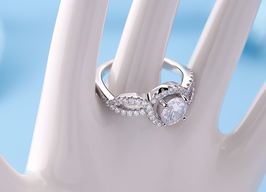 Mặt nhẫn nổi bật với viên đá 8.0 mm và 104 viên đá nhỏ nạm chìm ở phần thân nhẫn.