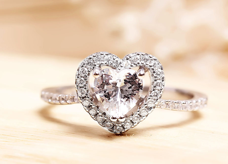 Mặt nhẫn nổi bật với tạo hình trái tim long lanh.