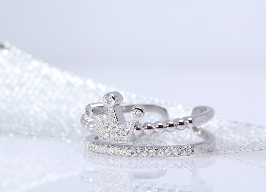 Chiếc nhẫn xinh xắn l&agrave;m say l&ograve;ng ph&aacute;i đẹp.