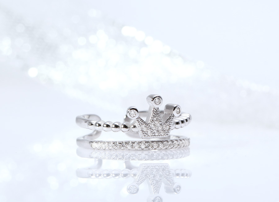 D&ugrave; nh&igrave;n ở g&oacute;c cạnh n&agrave;o, nhẫn bạc King's Crown cũng rất thu h&uacute;t &aacute;nh nh&igrave;n.