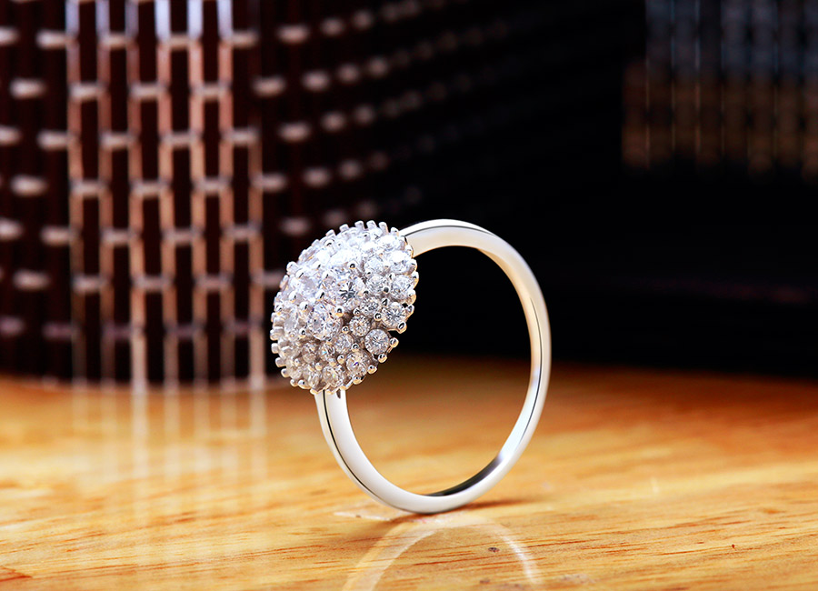 Chiếc nhẫn mang vẻ đẹp dịu dàng và cuốn hút.