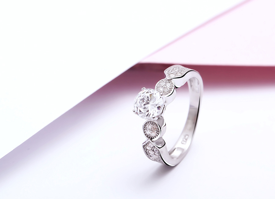 Vẻ đẹp tinh tế của chiếc nhẫn bạc.