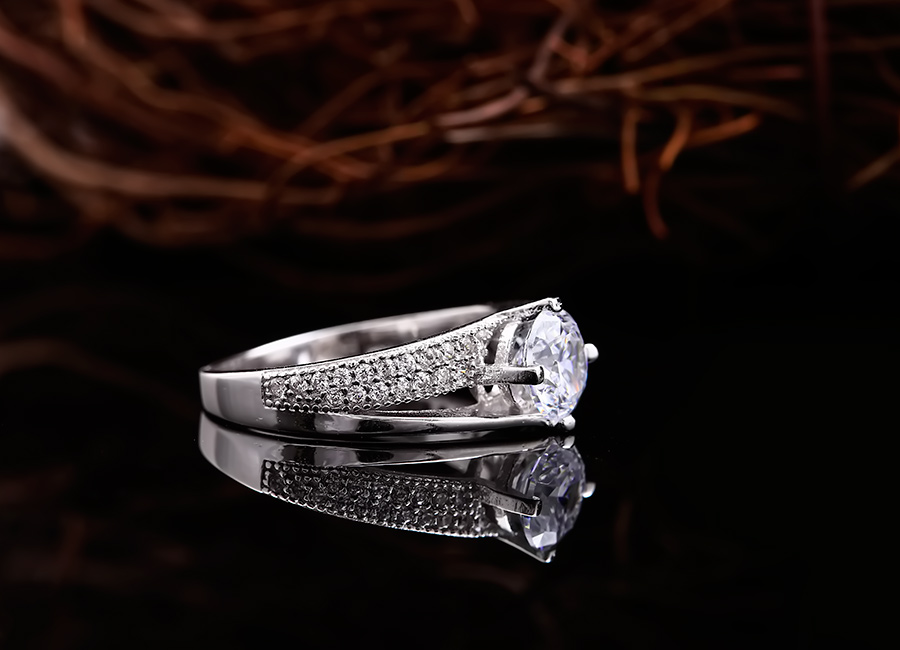 Chất liệu cấu thành chiếc nhẫn là bạc Ý 925 vô cùng thân thiện.