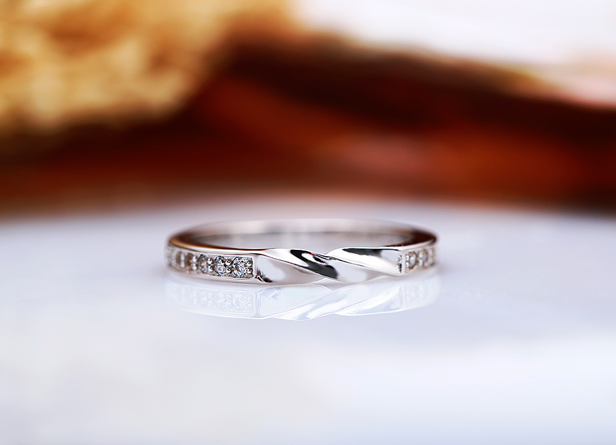 Đường cắt v&aacute;t bạc tạo xoắn ấn tượng.