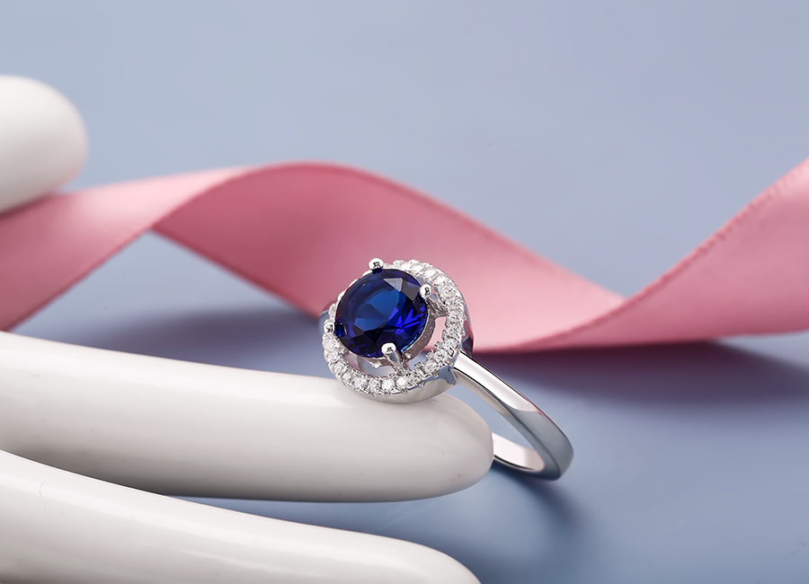 Chiếc nhẫn đến từ đại dương xanh thẳm v&agrave; xa x&ocirc;i.