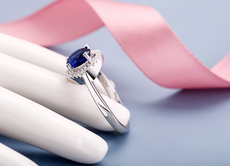 Mẫu nhẫn xinh xắn, mang vẻ đẹp kiều diễm.