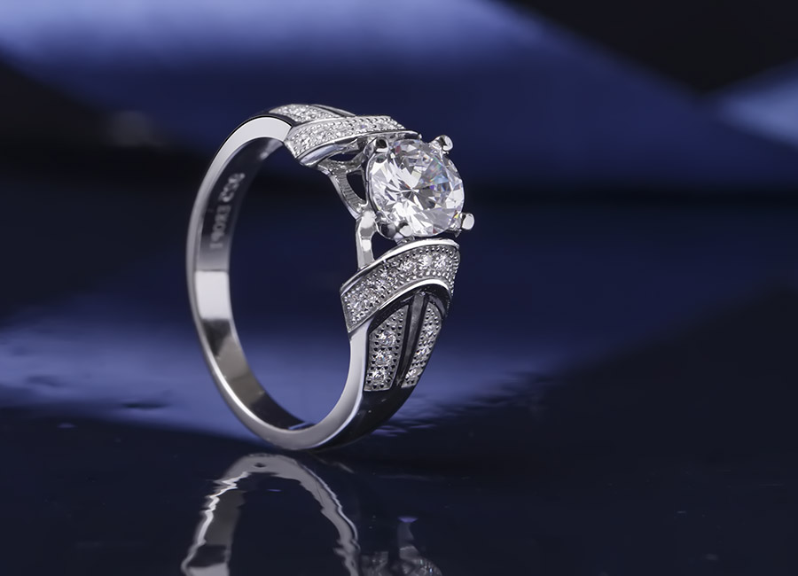 Mẫu nhẫn bạc được biết bao c&ocirc; g&aacute;i y&ecirc;u th&iacute;ch.
