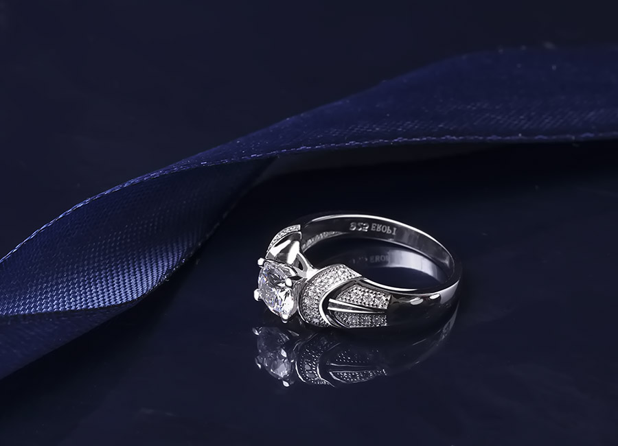 Mẫu trang sức bạc ghi điểm nhờ sự tinh tế.