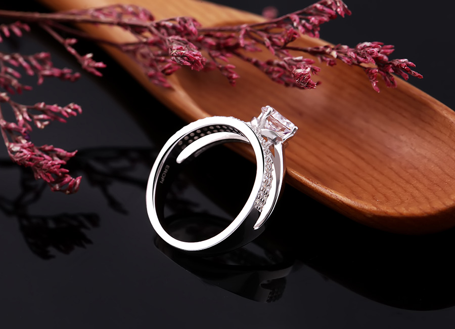 Nhẫn bạc Bright Light to&aacute;t l&ecirc;n vẻ đẹp thanh to&aacute;t v&agrave; mang cảm gi&aacute;c dễ chịu cho người đeo.