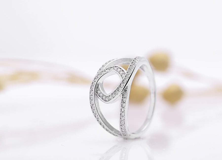 Nhẫn bạc Callisto Love mang nét đẹp tươi mới.