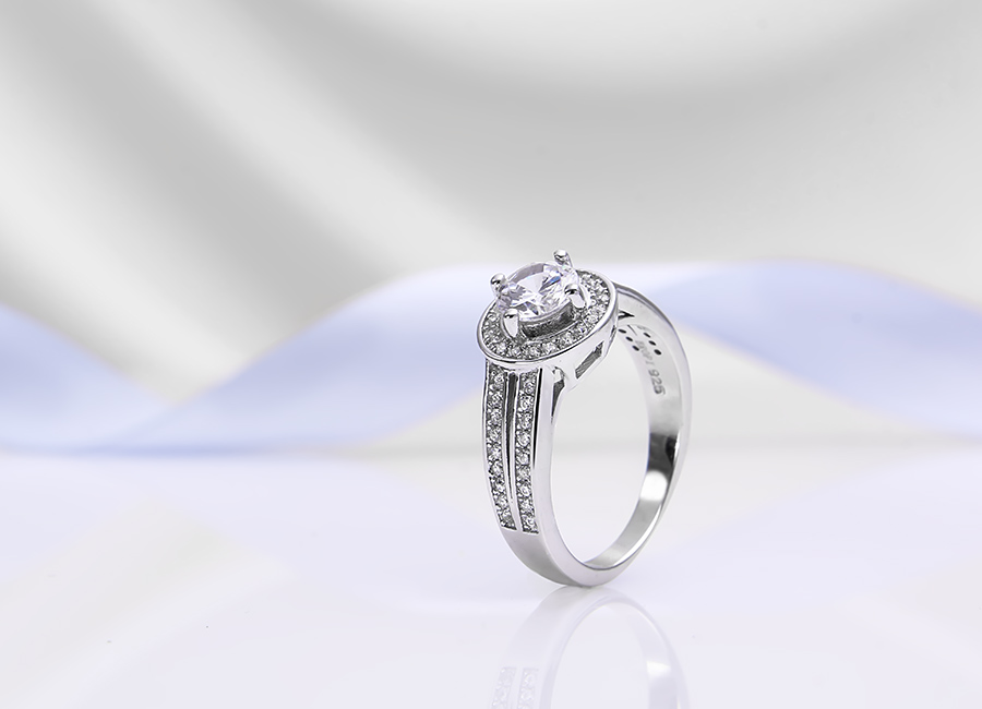 Mẫu nhẫn bạc nữ thu hút sự chú ý của phái đẹp nhờ sắc trắng lấp lánh.