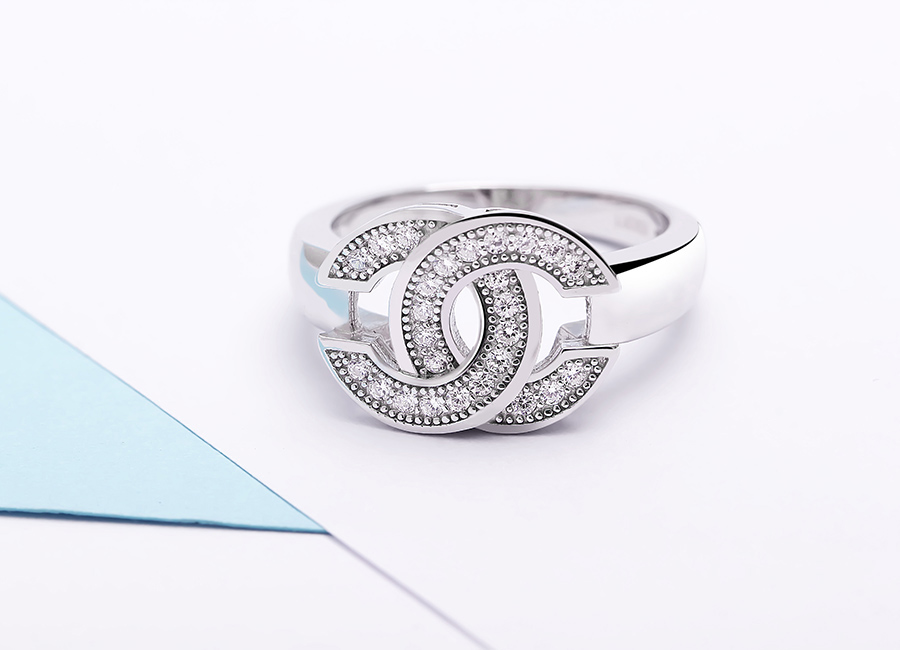 N&eacute;t đẹp hiện đại, sang chảnh tr&ecirc;n mẫu trang sức.