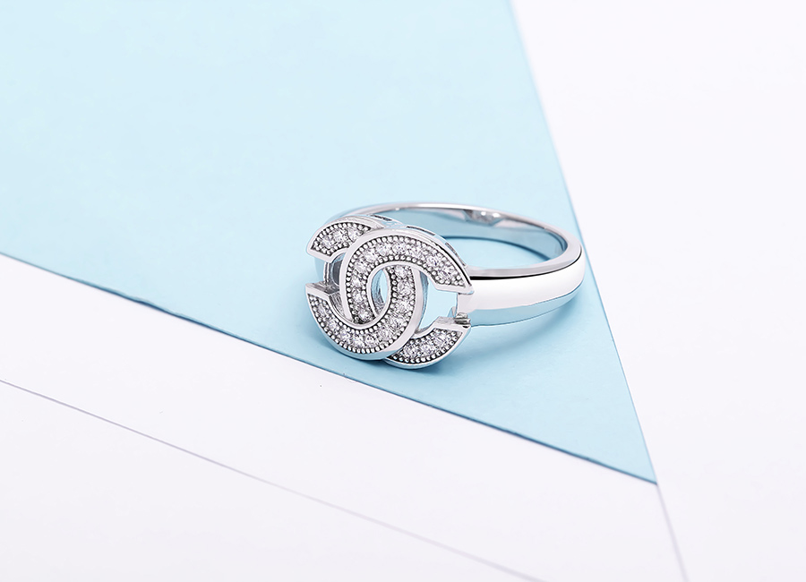 Cận cảnh mặt nhẫn mang biểu tượng logo Chanel.