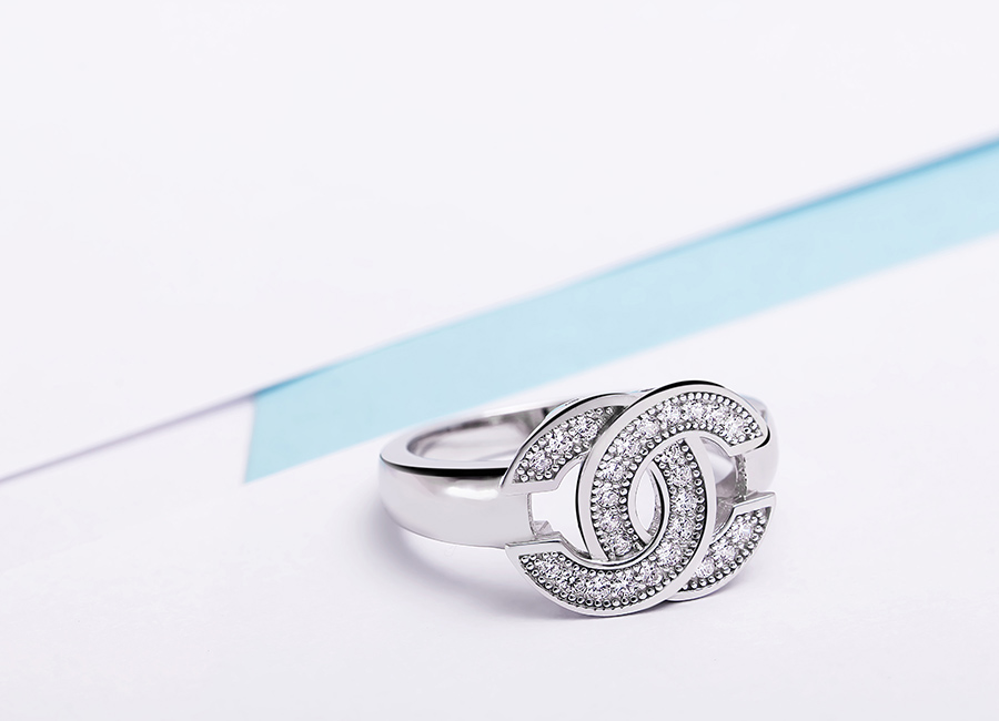 Mặt nhẫn được nạm đ&aacute; tinh tế.