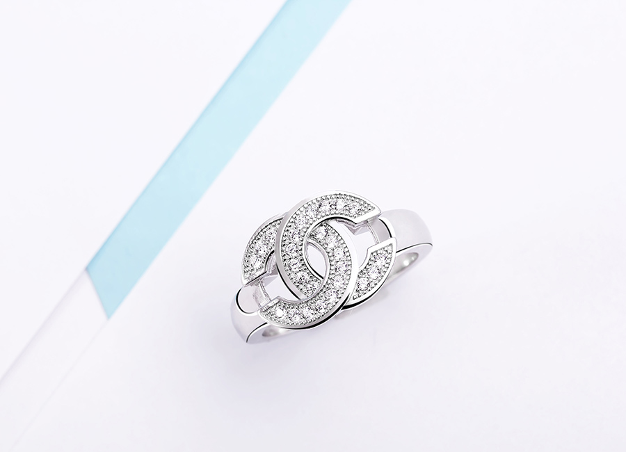 Trang sức bạc lu&ocirc;n ph&ugrave; hợp thị hiếu của c&aacute;c c&ocirc; g&aacute;i trẻ.