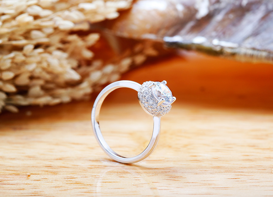 mẫu trang sức bạc c&oacute; lối thiết kế ho&agrave;i cổ một ch&uacute;t