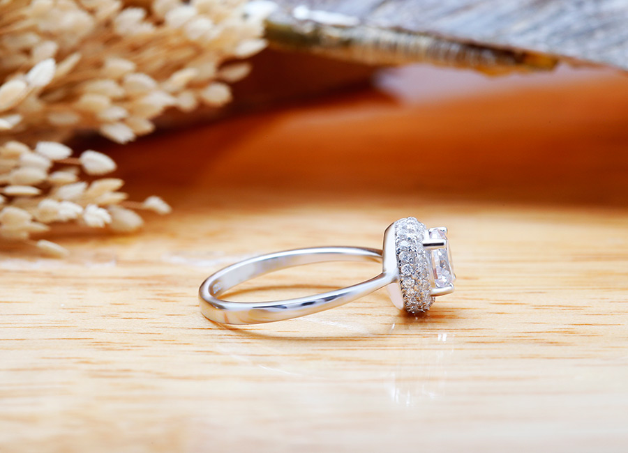 Chiếc nhẫn mang vẻ đẹp dịu d&agrave;ng, mong manh.