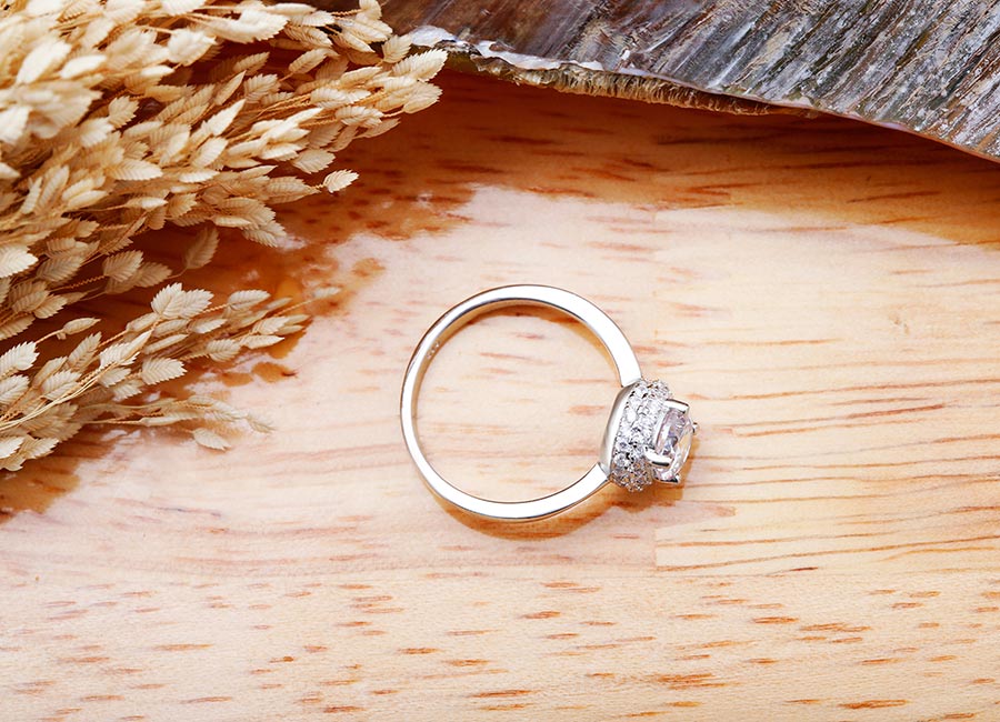 Y&ecirc;u kiều l&agrave;m đẹp cho đ&ocirc;i tay c&ocirc; g&aacute;i.