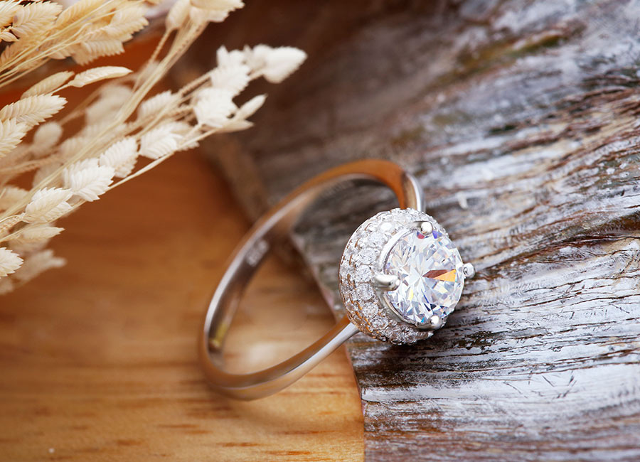 Mặt nhẫn hấp dẫn v&agrave; lấp l&aacute;nh luồng s&aacute;ng tinh kh&ocirc;i.