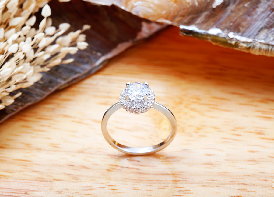 Chiếc nhẫn đầy cuốn h&uacute;t.