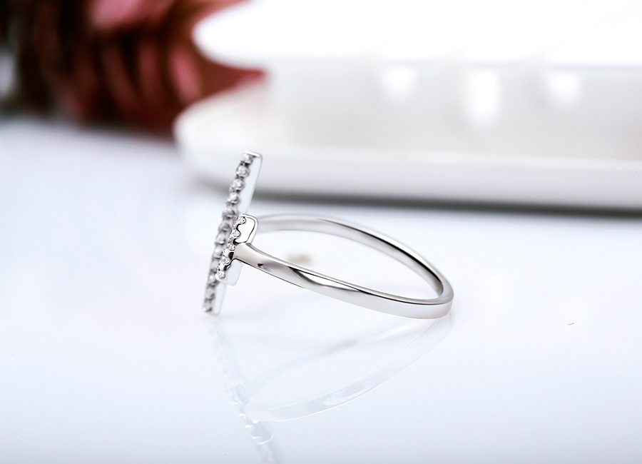 Th&acirc;n nhẫn tr&ograve;n, trơn, kh&ocirc;ng g&acirc;y kh&oacute; chịu khi đeo.