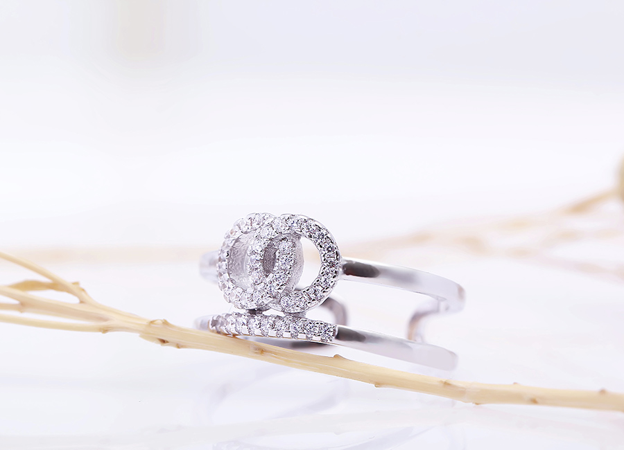 Mẫu trang sức của Eropi rất dễ phối đồ.