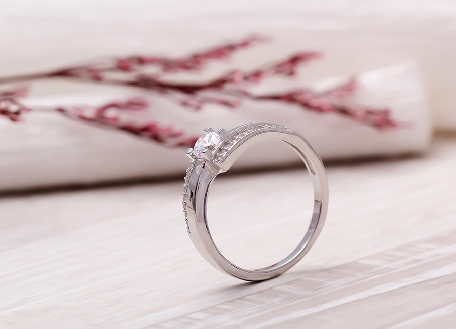 Đôi tay bạn sẽ trở nên đẹp hơn, đầy quyến rũ khi được đeo mẫu nhẫn xinh xắn này.