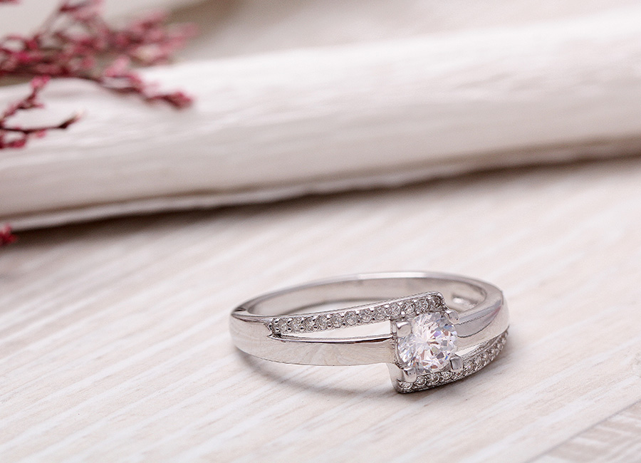 Chiếc nhẫn nhỏ xinh nhưng có sức mạnh kết nối hai con người với nhau.