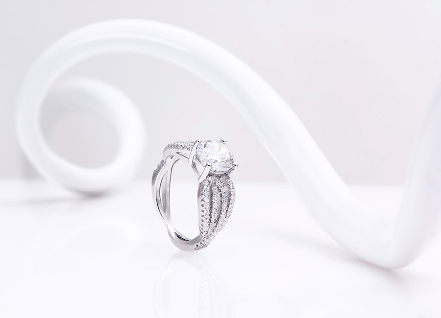 Mặt nhẫn bạc nổi bật với thiết độc đáo và các chi tiết đá gắn tỉ mỉ.